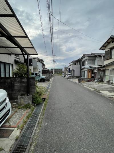 前面道路は広々駐車しやすく出しやすいです。