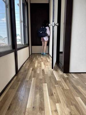 2階の廊下も陽当たり良好。