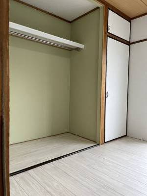 ハンガーポールと棚が付いているので、収納に便利です。