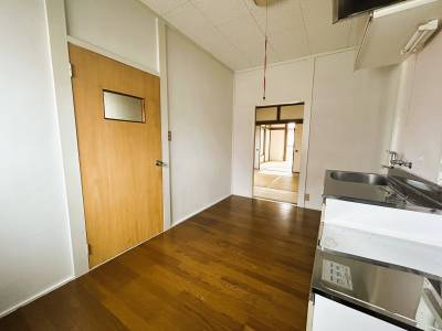 玄関から見るキッチン