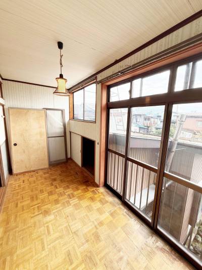 2階の小さな特等席より庭を一望