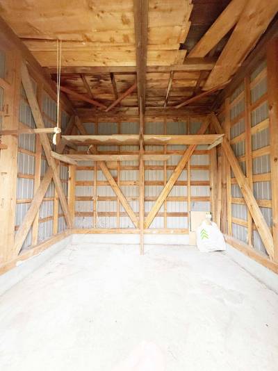 広さたっぷりの倉庫で作業も収納も効率よくこなせる