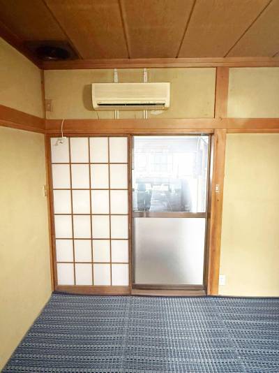 玄関横の車庫から家に直接入れる便利設計