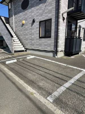駐車場入り口の駐車場で止めやすいです