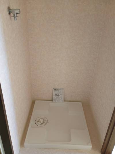 洗面室には洗濯機置場があります。