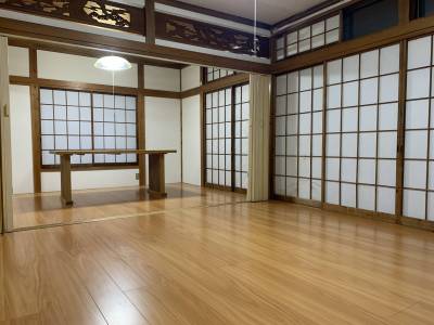 広々としたリビングです。大きな食卓も備え付けています！