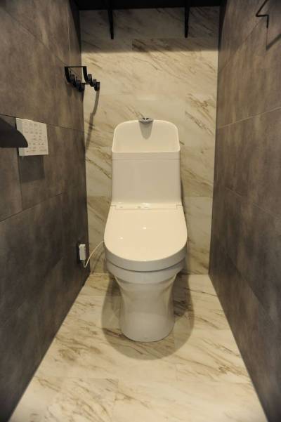 トイレはシャワーブースから独立しています。