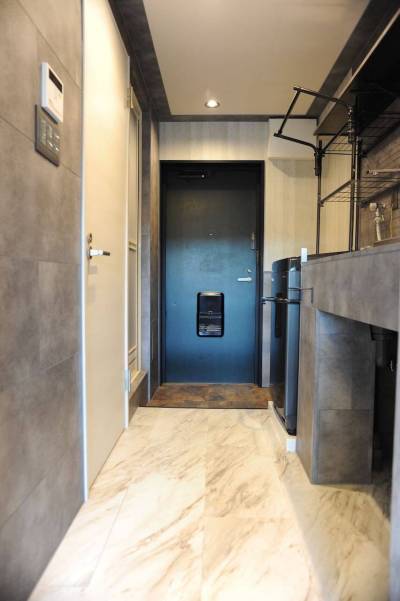 玄関です。脇にはシューズボックスがあります。