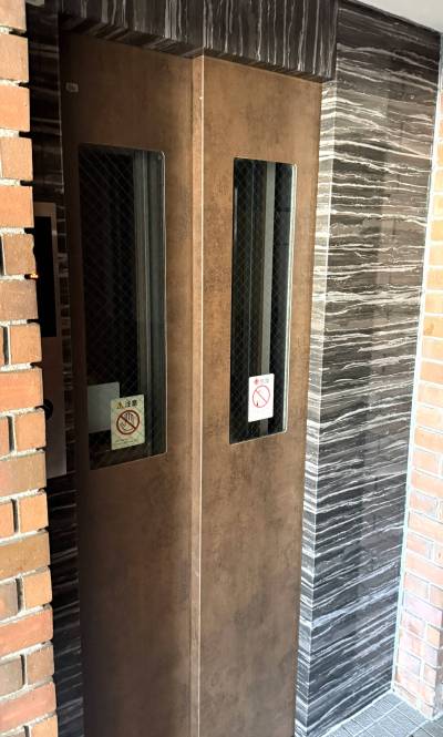 エレベーターは各階に止まります。