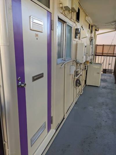 玄関。洗濯機置き場は外です。