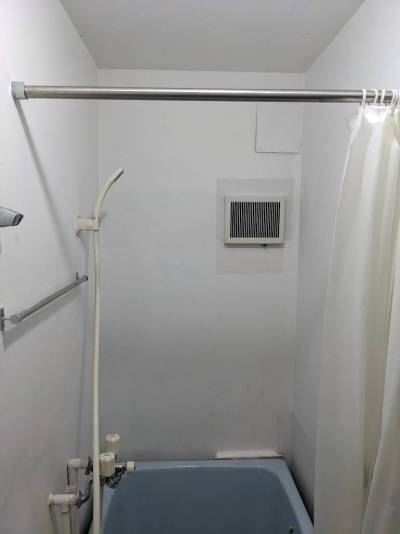 浴室内　天井灯はLEDで明るいです。