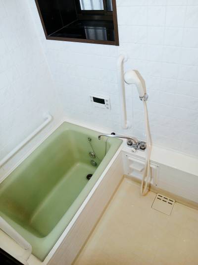 浴室です。落ち着いた配色で、ゆったりできる浴槽があります。