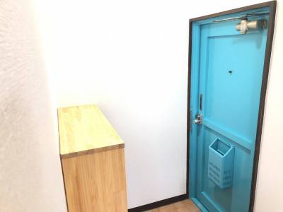 玄関ドアは明るいブルー
作り付けの靴箱あります