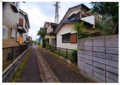 両面道路の南側道路部分です