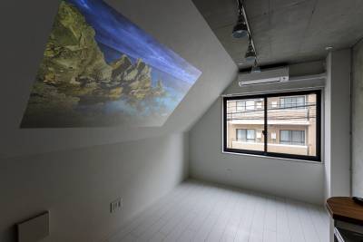 斜めの壁を利用してプロジェクター映像が楽しめます☺