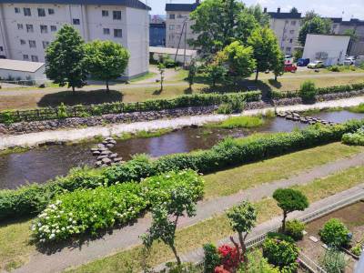 お部屋から山鼻川緑地が見えます。