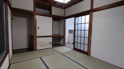 左奥が玄関
その隣が押し入れ
右側にキッチン
