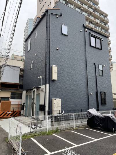 ネイビーのシックな外観