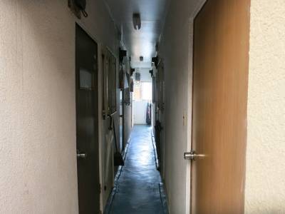 玄関前廊下になります♪