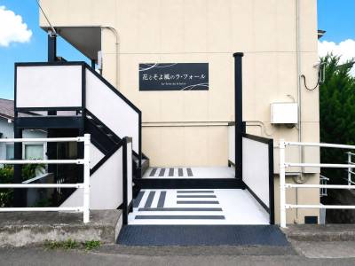 カフェのようなデザイン看板が温かくお出迎え！