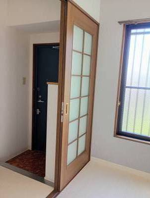 玄関と洋室の間には引戸があります。