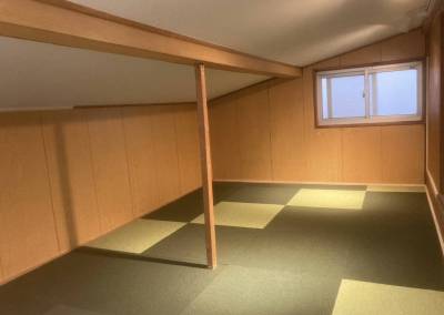 2階の屋根裏部屋はベッドも置ける広さです