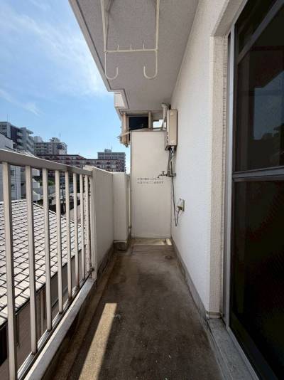 洗濯機置き場のあるバルコニー