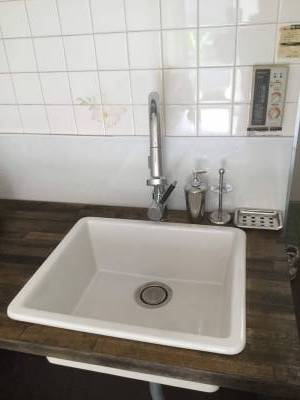 汚れの目立たない陶器のシンクです。