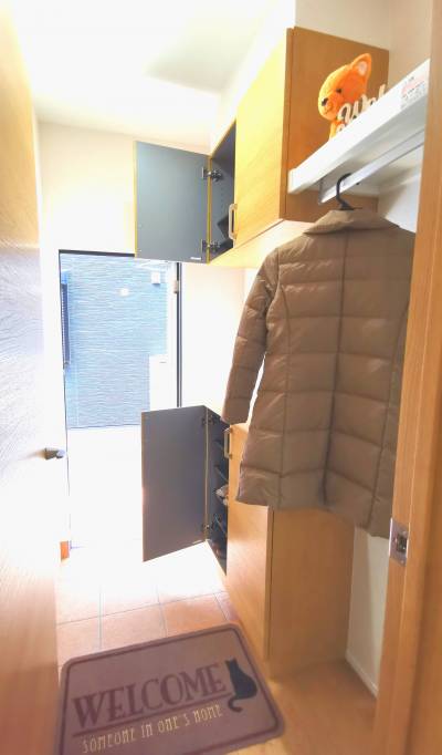 コート掛け、棚、靴箱等々便利な機能満載