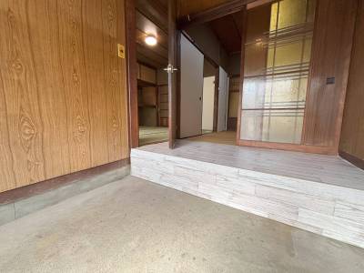 玄関側から内部を撮影。左手は和室になります。