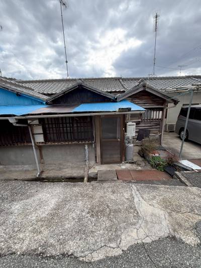 家の裏口の方が道が広く、車を止めることができます。