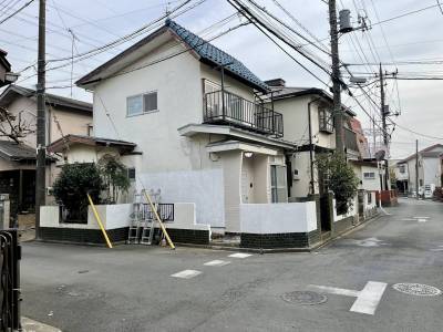 閑静な住宅地。2面道路からアクセス可。植栽は目隠しに。