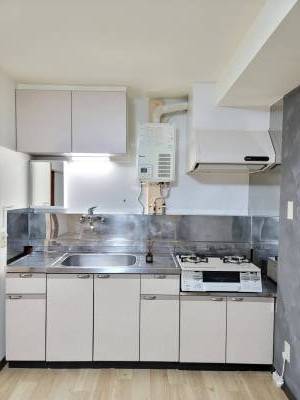 キッチンには扉付き鏡もセットされております！
