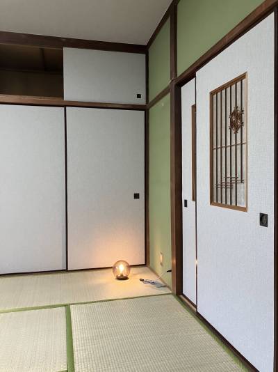 落ち着く飾りのついた襖が似合う部屋です