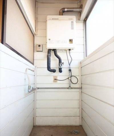 屋内洗濯機置き場、ドア出て左すぐ