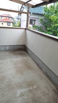 広いベランダです。屋根付きですので雨の日でも、干せます。