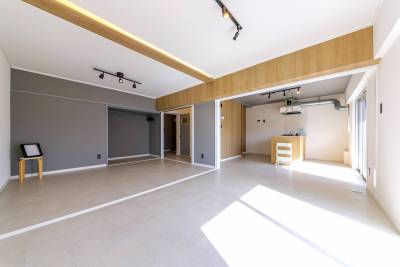リビング、目の前に建物がなくとても明るいです