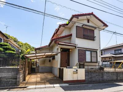屋根付き駐車場が玄関のそば!
ミニバンも停められます♪ 屋根付き駐車場が玄関のそば!
ミニバンも停められます♪