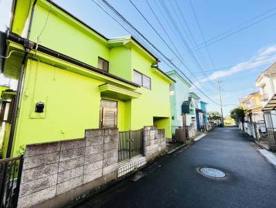 前面道路も広々で車の乗り入れも楽々。
