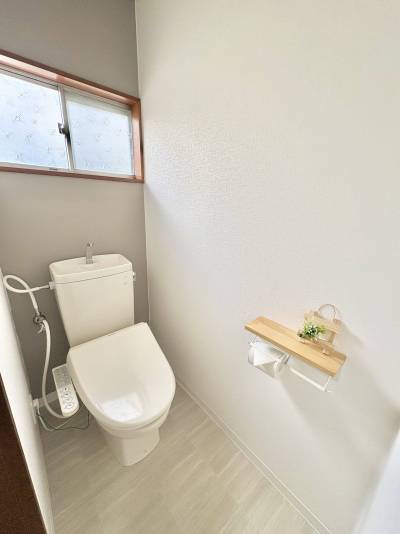 窓付きで換気も良好！新品の温水洗浄便座付き！