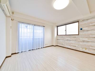 明るく広々としたリビングルーム。