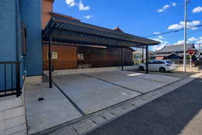 雨を気にせず車の乗り降りできる、3台分カーポートあり