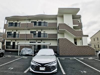 敷地内駐車場は各部屋2台駐車可能です♪