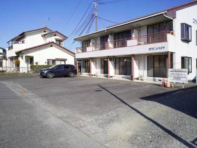 駐車場は建物のすぐ隣にあります。