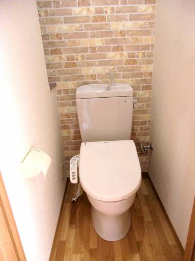 トイレは温水暖房便座付き、奥には収納飾り棚付き