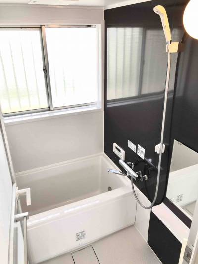 広々システムユニットバス。窓もあり、開放感もあります。