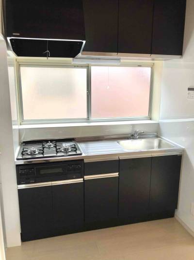 広々システムキッチンガスコンロも２口、料理好きな方に大好評