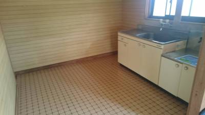 台所も３畳分の広さがあり、明るいです。