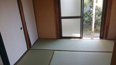 南側はベランダもあります。左手は押入れがあります。