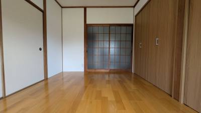 広々とした７．８帖の東側洋室。